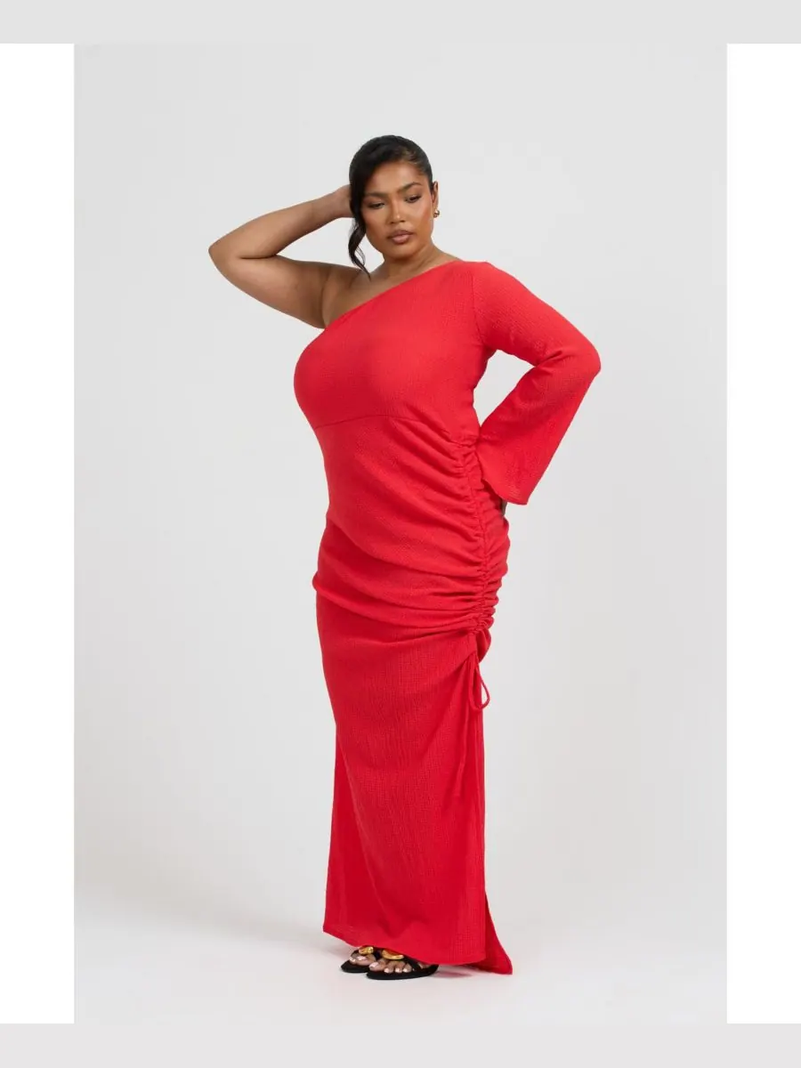 Женское длинное платье на одно плечо с расклешенными рукавами FASHION-SZN CURVE — изображение 4 из 8, красный