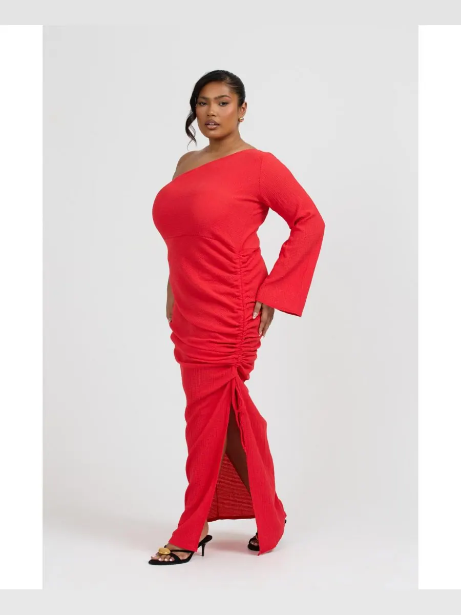 Женское длинное платье на одно плечо с расклешенными рукавами FASHION-SZN CURVE — изображение 6 из 8, красный