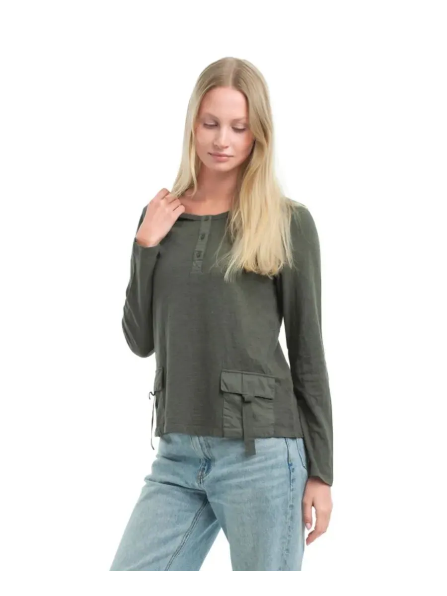 Женская футболка с U-образным вырезом и застежкой на пуговицы WILT Clothing, Kambaba — изображение 2 из 5