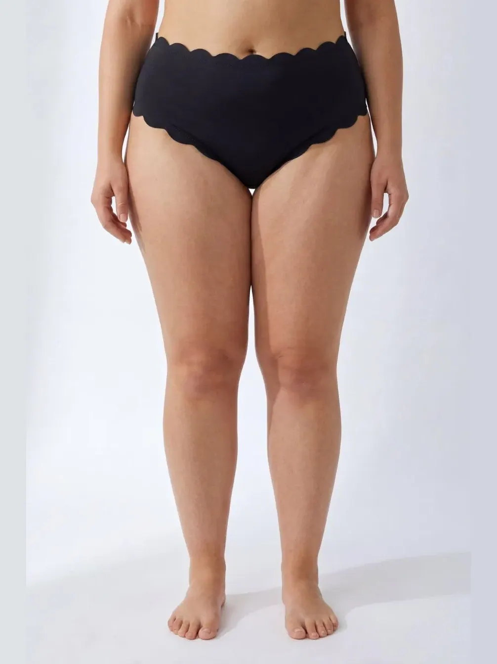Женские плавки с волнистым краем Swimsuits For All — изображение 1 из 3, черный