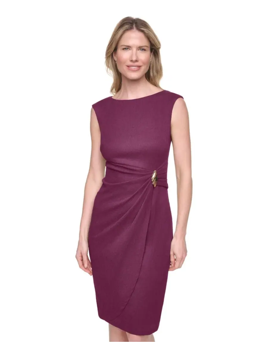 Платье-футляр с лодочкой и коротким рукавом Petite Boat Neck Cap-Sleeve Dress Jessica Howard — изображение 2 из 5, фиолетовый