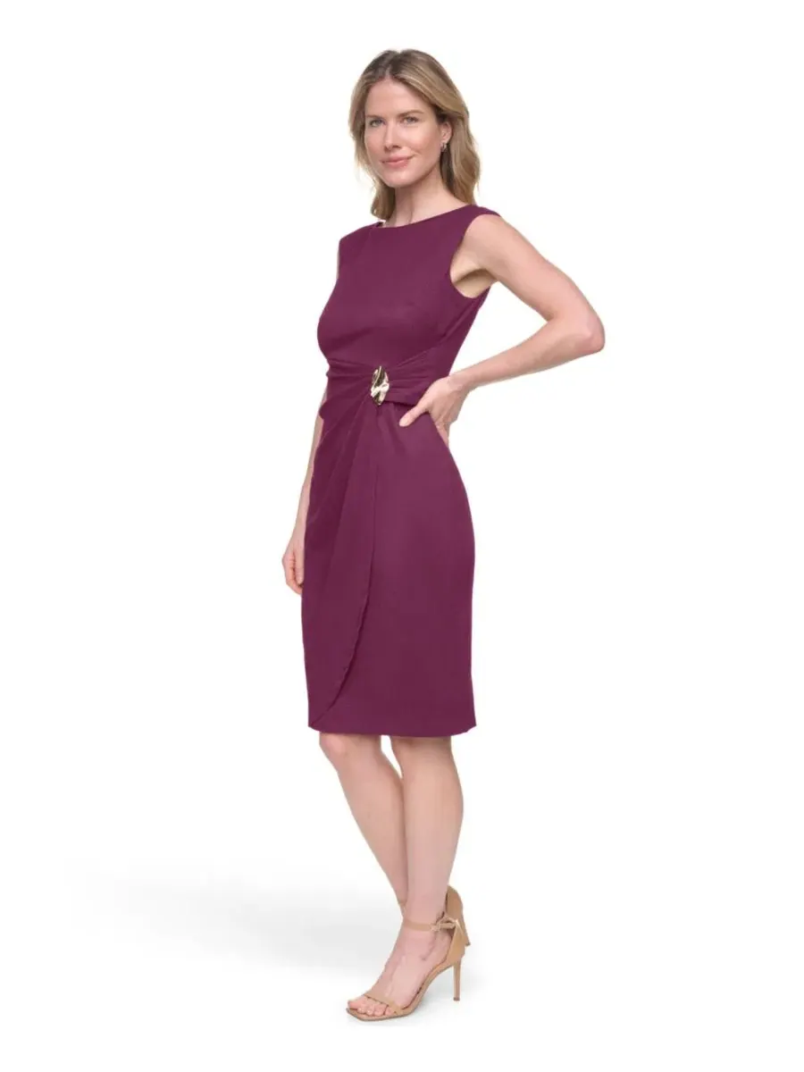 Платье-футляр с лодочкой и коротким рукавом Petite Boat Neck Cap-Sleeve Dress Jessica Howard — изображение 4 из 5, фиолетовый