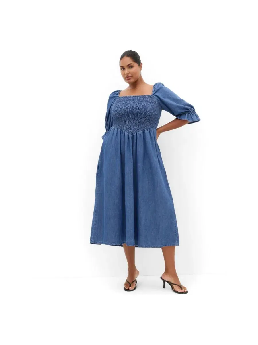 Джинсовое платье миди с квадратным вырезом и пышными рукавами Kaitlyn Denim Midi Dress CITY CHIC — изображение 1 из 5, синий