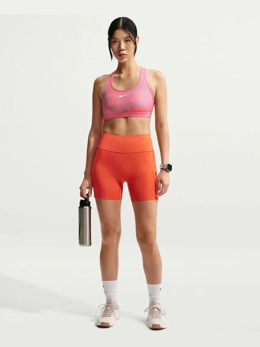 Женский спортивный бюстгальтер Swoosh средней поддержки с подкладкой Nike — изображение 2 из 5, белый