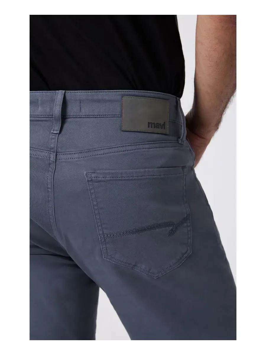 Mavi Jeans Мужские повседневные брюки Zach прямого кроя из саржи песочного цвета — изображение 6 из 6, синий