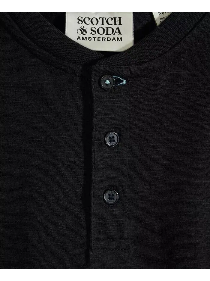 Футболка Henley от Big Boys Slub Jersey SCOTCH & SODA — изображение 6 из 7, черный