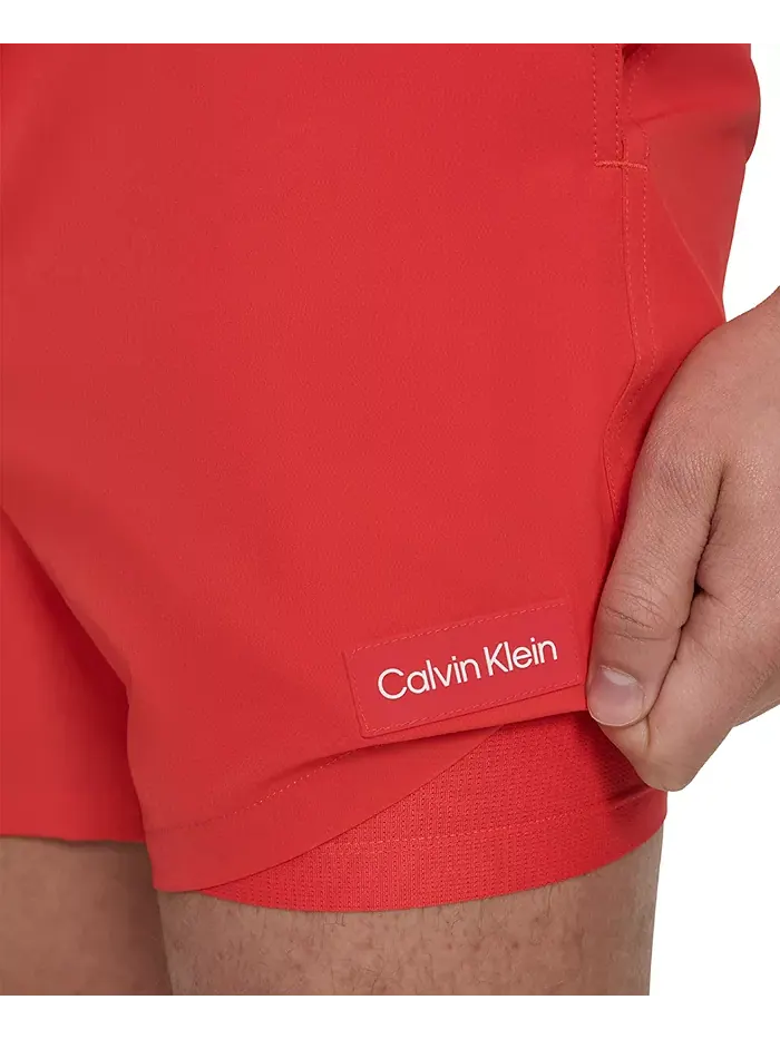 Мужские основные плавки Euro Regular-Fit Quick-Dry 5" с компрессионным лайнером Calvin Klein — изображение 5 из 6, красный