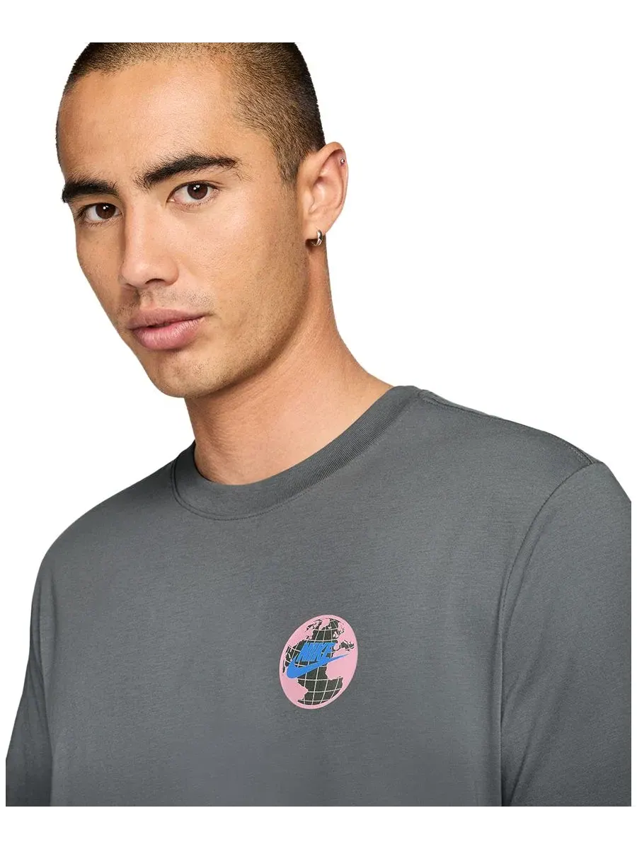 Футболка с коротким рукавом и принтом Nike Sportswear Men's Classic-Fit Short-Sleeve Graphic T-Shirt — изображение 3 из 3
