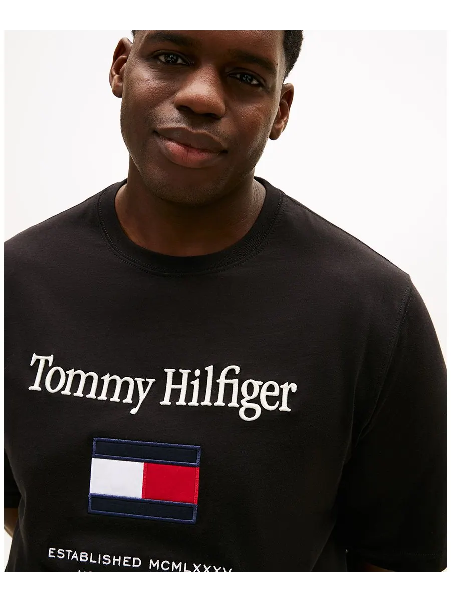 Мужская футболка больших размеров с вышитым флагом Tommy Hilfiger — изображение 3 из 4, черный
