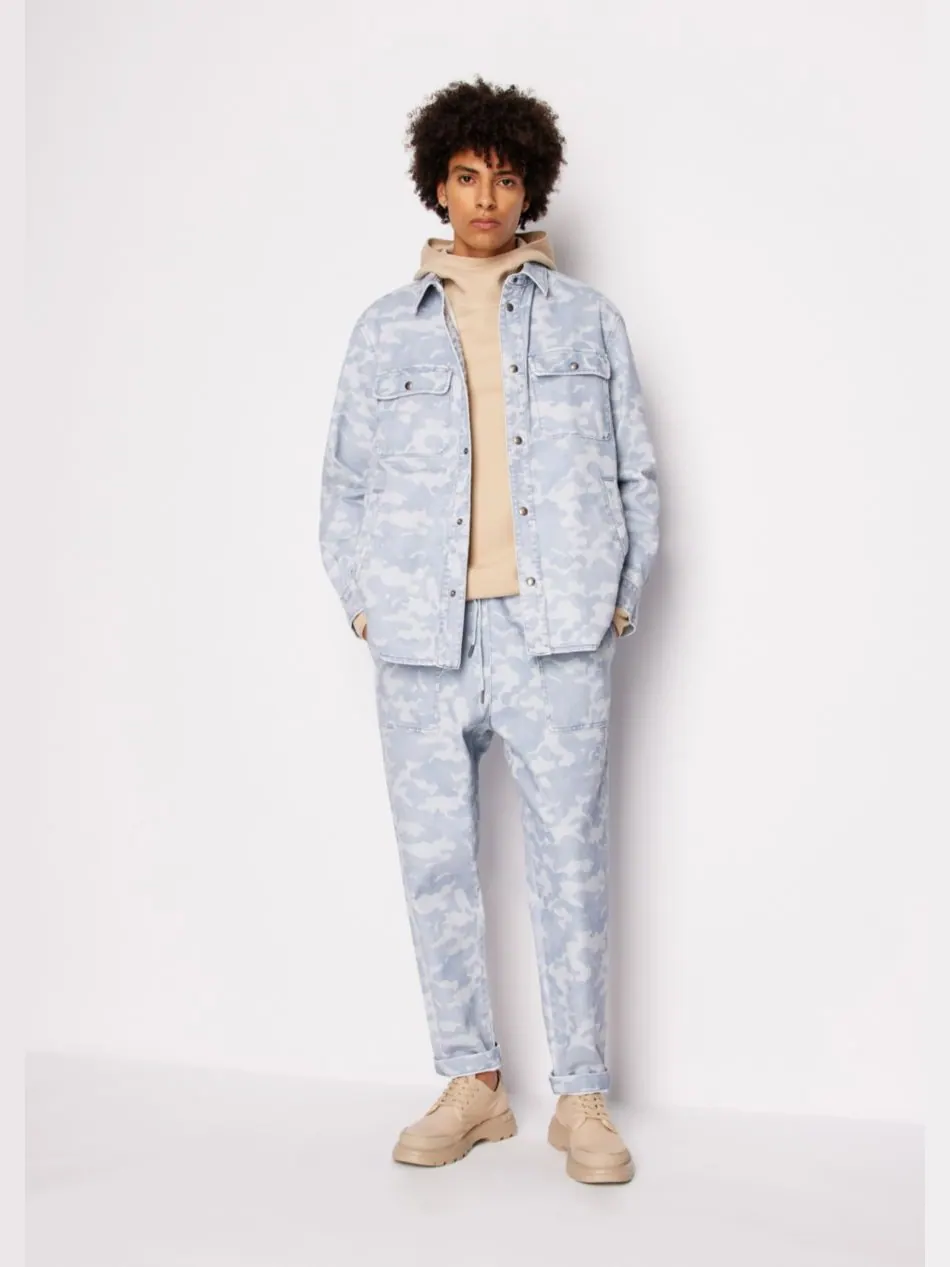 Мужские камуфляжные брюки на шнуровке в тон ткани A|X Armani Exchange — изображение 2 из 5, мульти