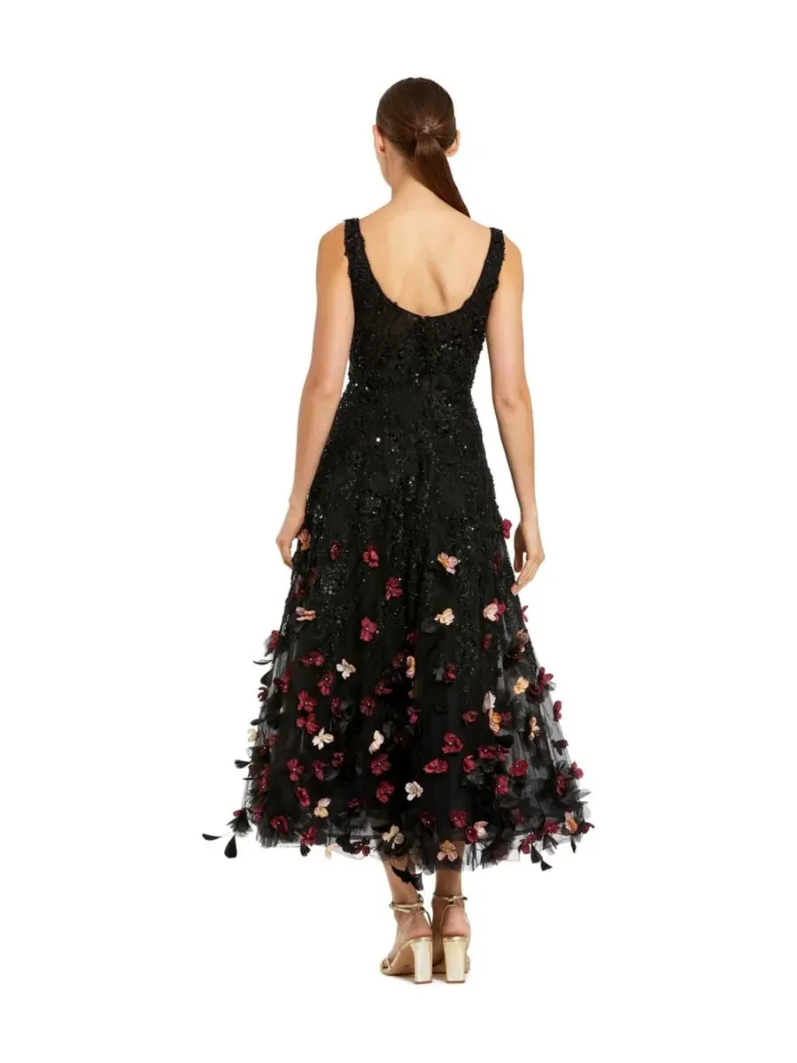 Платье-миди с пайетками и 3D-цветами Petite Sleeveless Beaded Midi Dress With 3D Flowers Mac Duggal — изображение 2 из 6