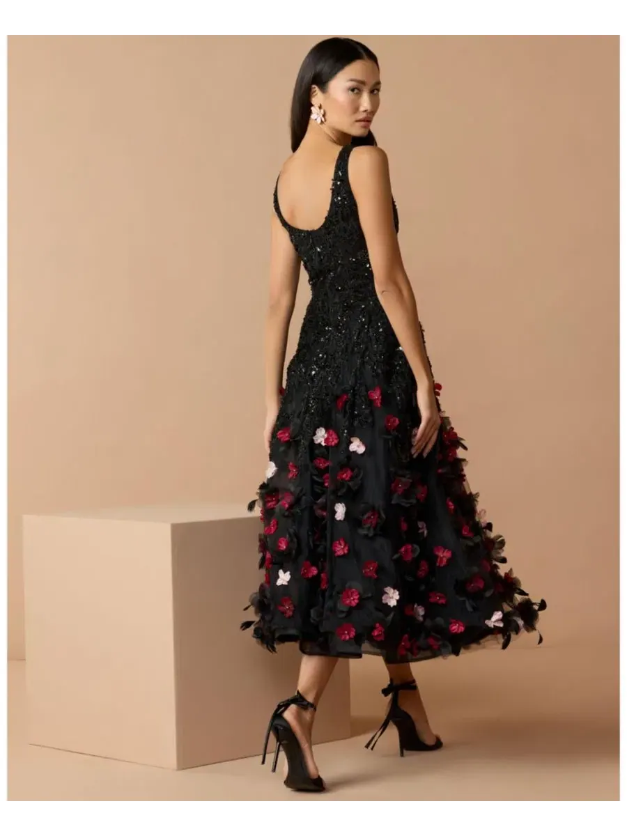 Платье-миди с пайетками и 3D-цветами Petite Sleeveless Beaded Midi Dress With 3D Flowers Mac Duggal — изображение 3 из 6