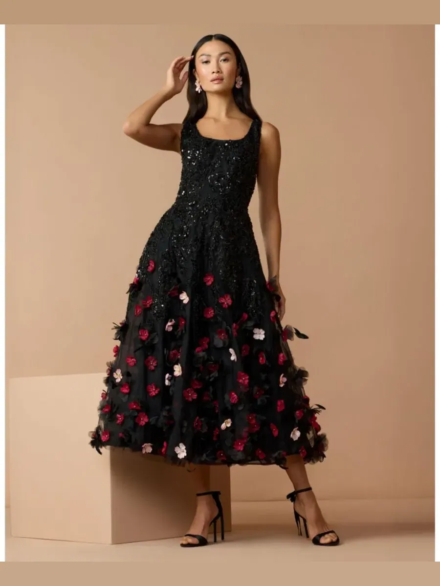 Платье-миди с пайетками и 3D-цветами Petite Sleeveless Beaded Midi Dress With 3D Flowers Mac Duggal — изображение 4 из 6