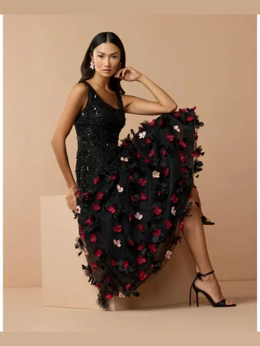 Платье-миди с пайетками и 3D-цветами Petite Sleeveless Beaded Midi Dress With 3D Flowers Mac Duggal — изображение 5 из 6