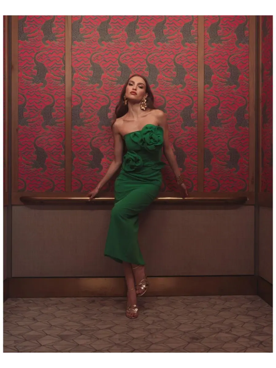 Платье миди из крепа без бретелек с 3D цветочными аппликациями Petite Crepe Strapless Midi Dress — изображение 4 из 6
