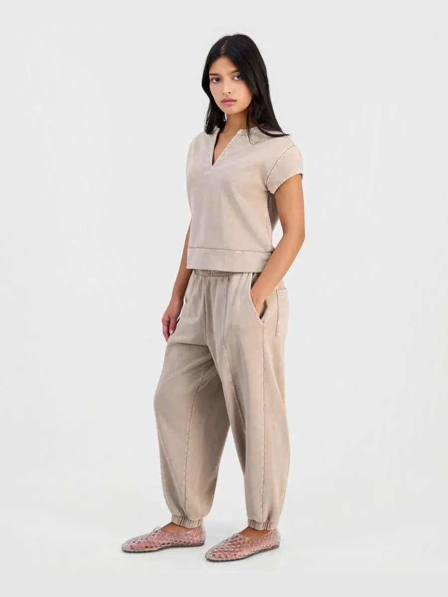Брюки с балонами из футера Petite French Terry Balloon-Leg Pants And Now This — изображение 3 из 4, тауп