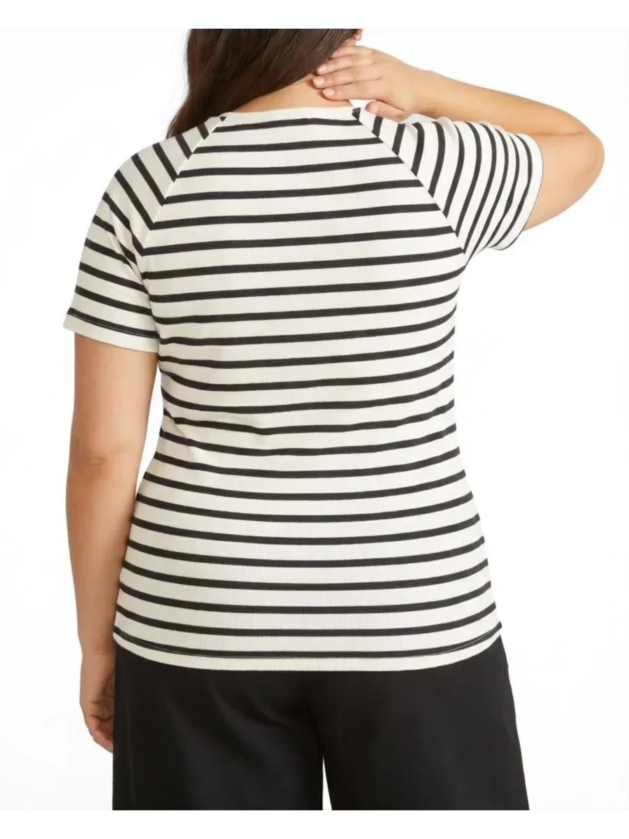 Футболка женская с романтичным вырезом, модель Carey Ribbed Sweetheart Tee Universal Standard — изображение 2 из 3, черный