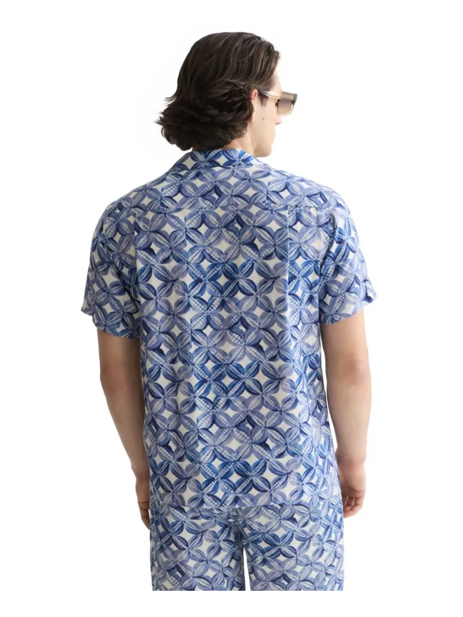 Мужская рубашка с коротким рукавом с принтом Tiles Flower Blue SCOTCH & SODA — изображение 4 из 10, синий