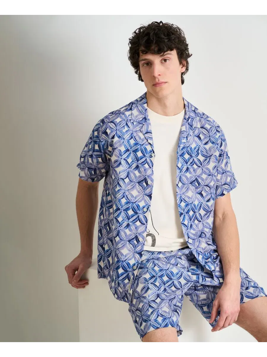 Мужская рубашка с коротким рукавом с принтом Tiles Flower Blue SCOTCH & SODA — изображение 6 из 10, синий