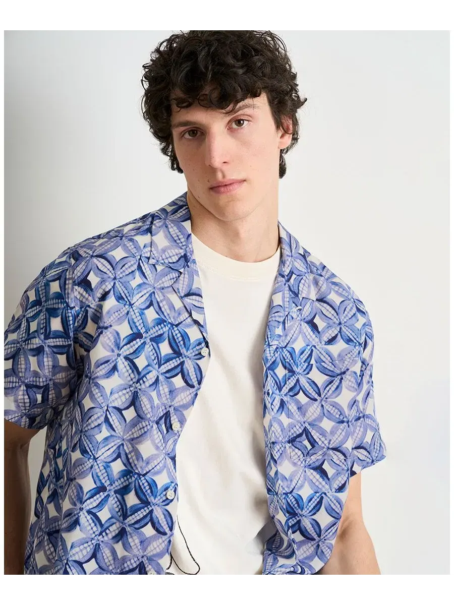 Мужская рубашка с коротким рукавом с принтом Tiles Flower Blue SCOTCH & SODA — изображение 7 из 10, синий