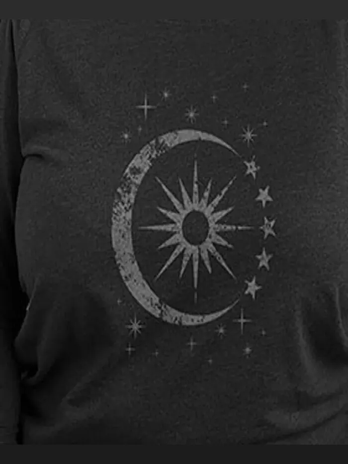Большой размер Трендовый пуловер с рисунком звезд и луны Hybrid Apparel — изображение 2 из 3, черный