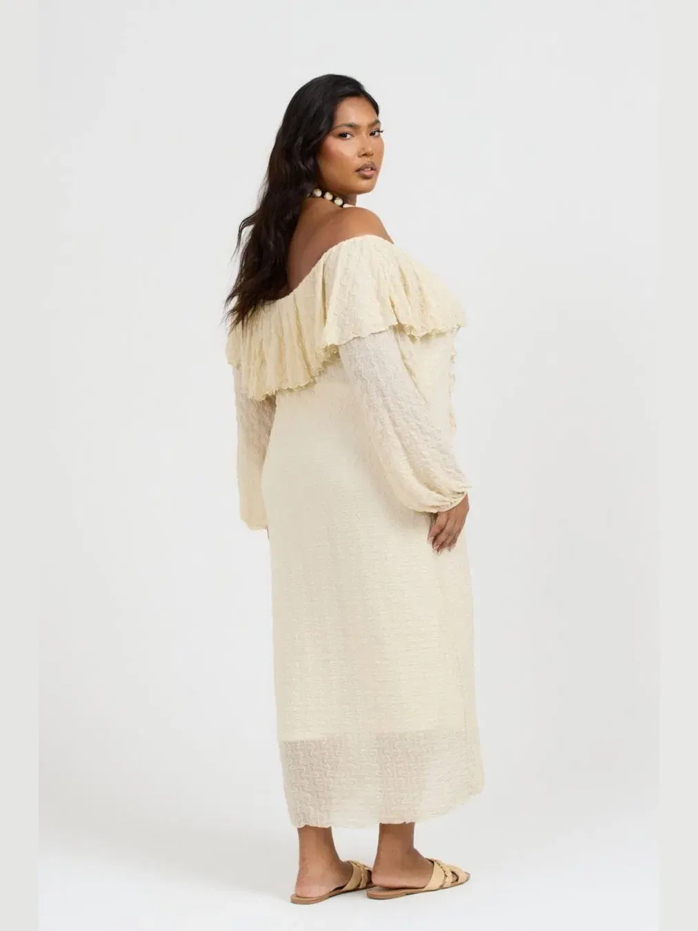 Платье-миди с рюшами Bardot FASHION-SZN CURVE — изображение 2 из 8, бежевый