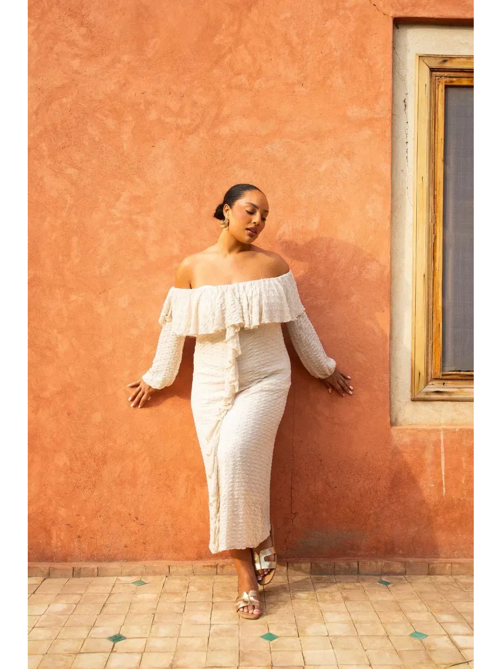 Платье-миди с рюшами Bardot FASHION-SZN CURVE — изображение 7 из 8, бежевый