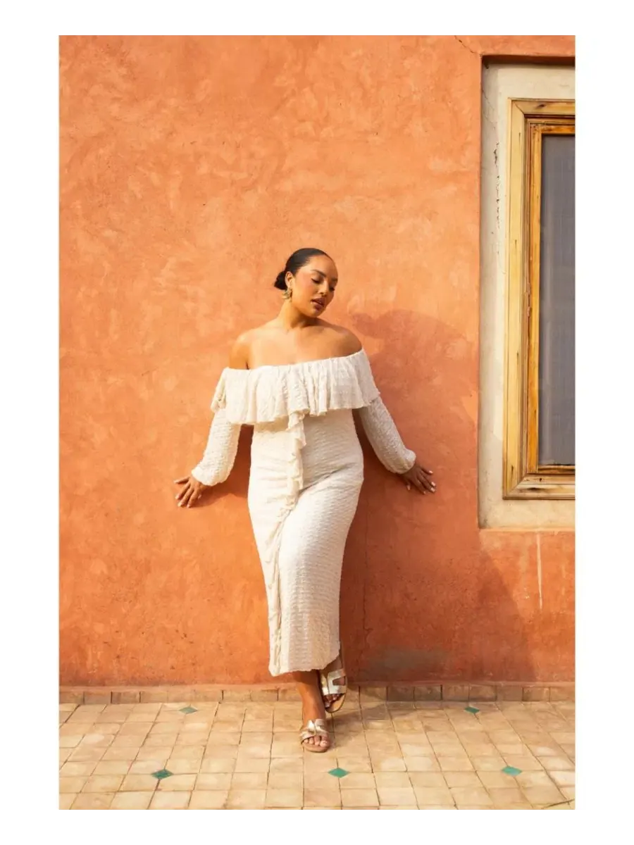 Платье-миди с рюшами Bardot FASHION-SZN CURVE — изображение 8 из 8, бежевый
