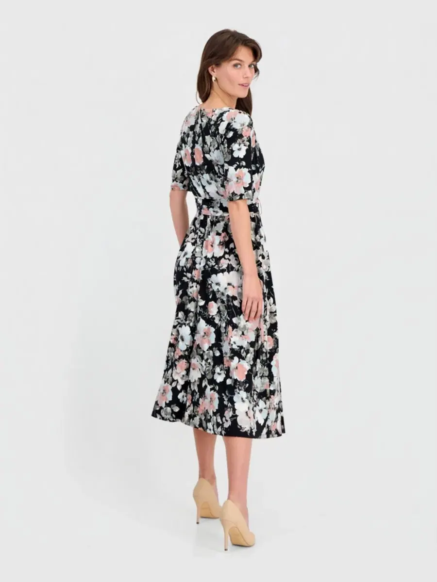 Платье-трапеция с принтом Elbow-Sleeve Fit & Flare Kasper — изображение 5 из 5, черный мульти