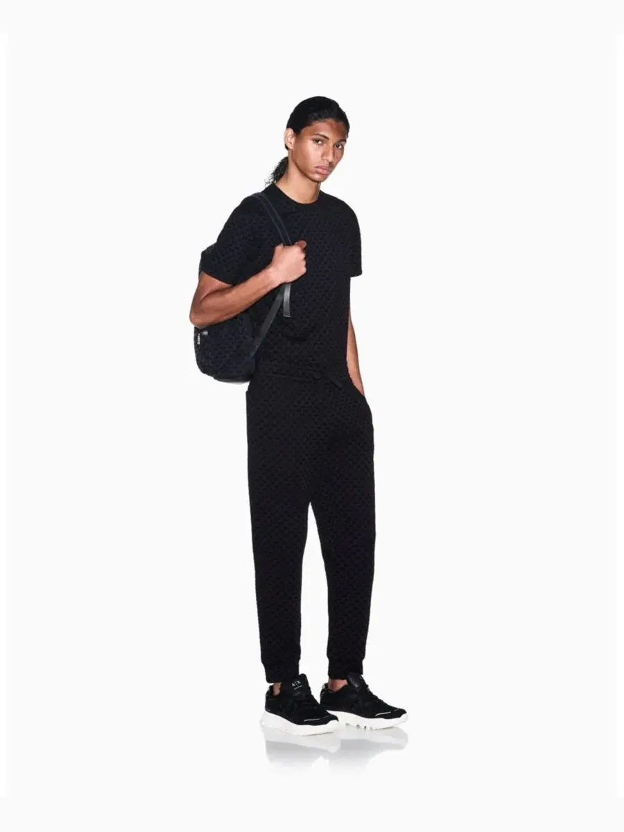 Футболка с принтом Flocked All Over Logo A|X Armani Exchange — изображение 6 из 8, черный