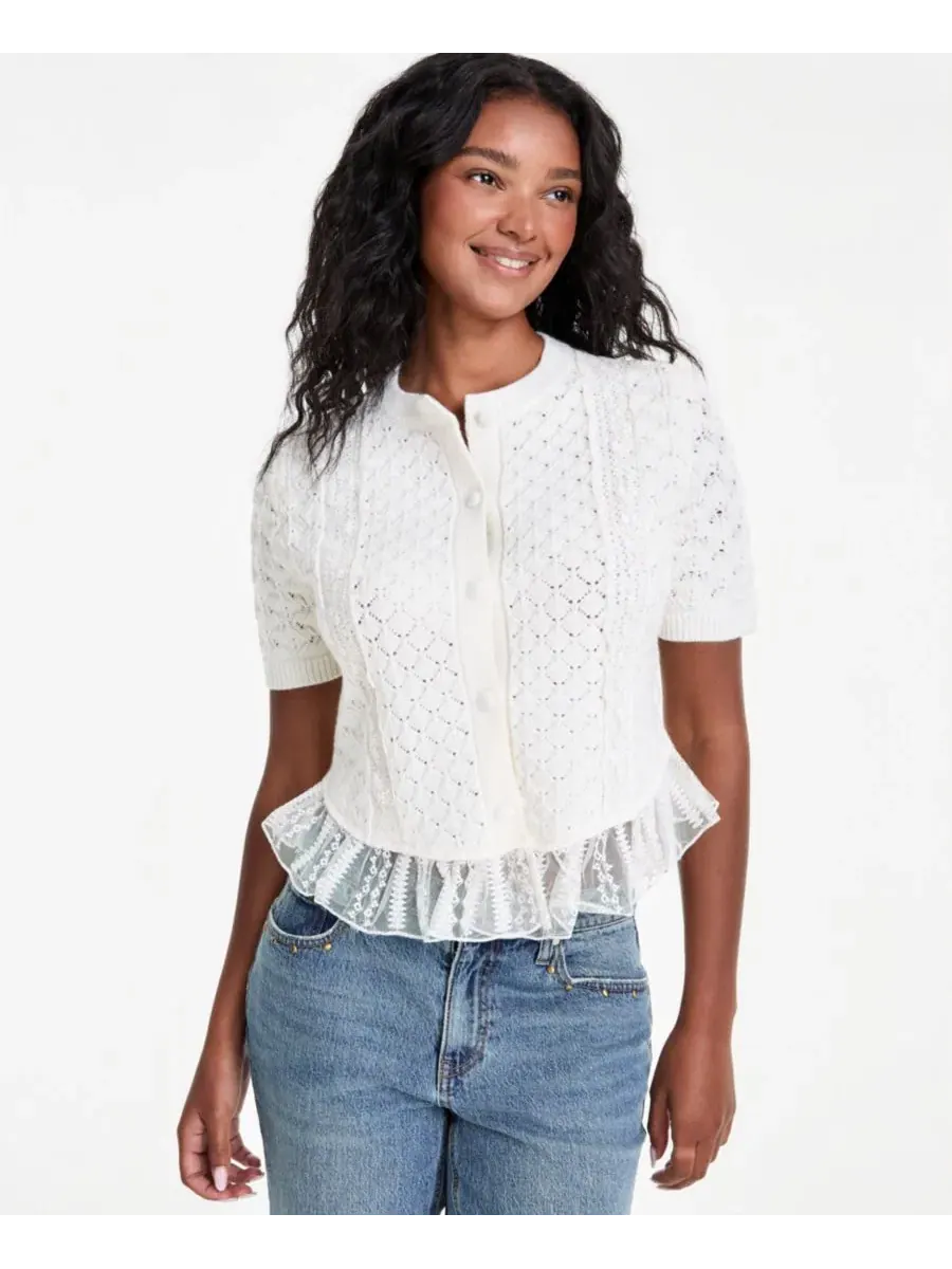 Кардиган с кружевной отделкой и рюшами Petite Short-Sleeve Crewneck Lace and Ruffle Trim Cardigan — изображение 1 из 4