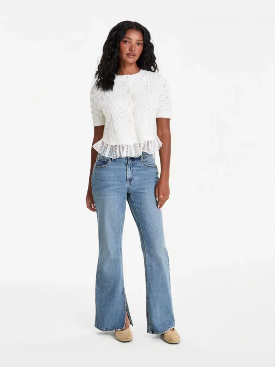 Кардиган с кружевной отделкой и рюшами Petite Short-Sleeve Crewneck Lace and Ruffle Trim Cardigan — изображение 4 из 4
