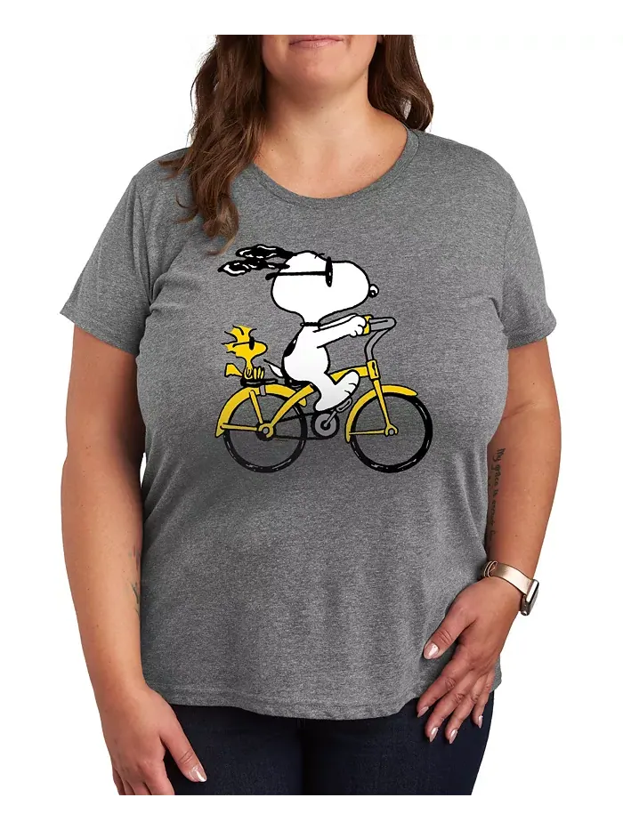 Модная футболка с круглым вырезом и принтом Snoopy на велосипеде Peanuts, plus size Hybrid Apparel — изображение 1 из 3