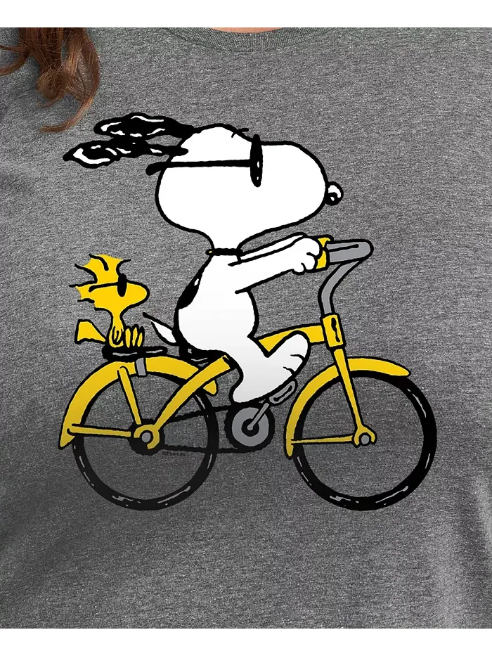 Модная футболка с круглым вырезом и принтом Snoopy на велосипеде Peanuts, plus size Hybrid Apparel — изображение 3 из 3