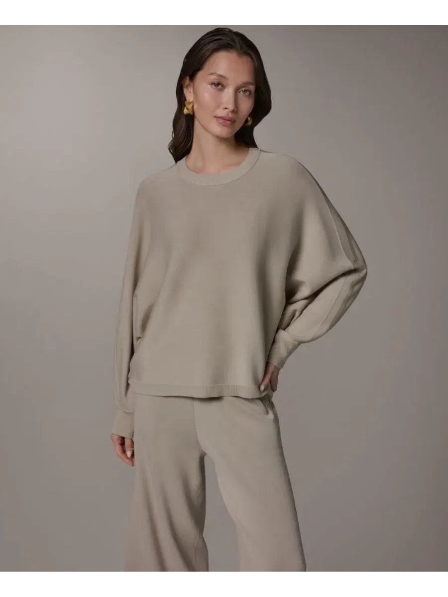 Свитер оверсайз с рукавом-долман и круглым вырезом Donna Karan Weekend — бежевый