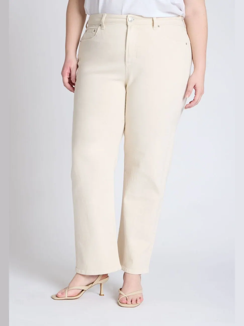 Женские джинсы прямого кроя Naomi Comfort Stretch больших размеров ELOQUII — изображение 1 из 3, экру