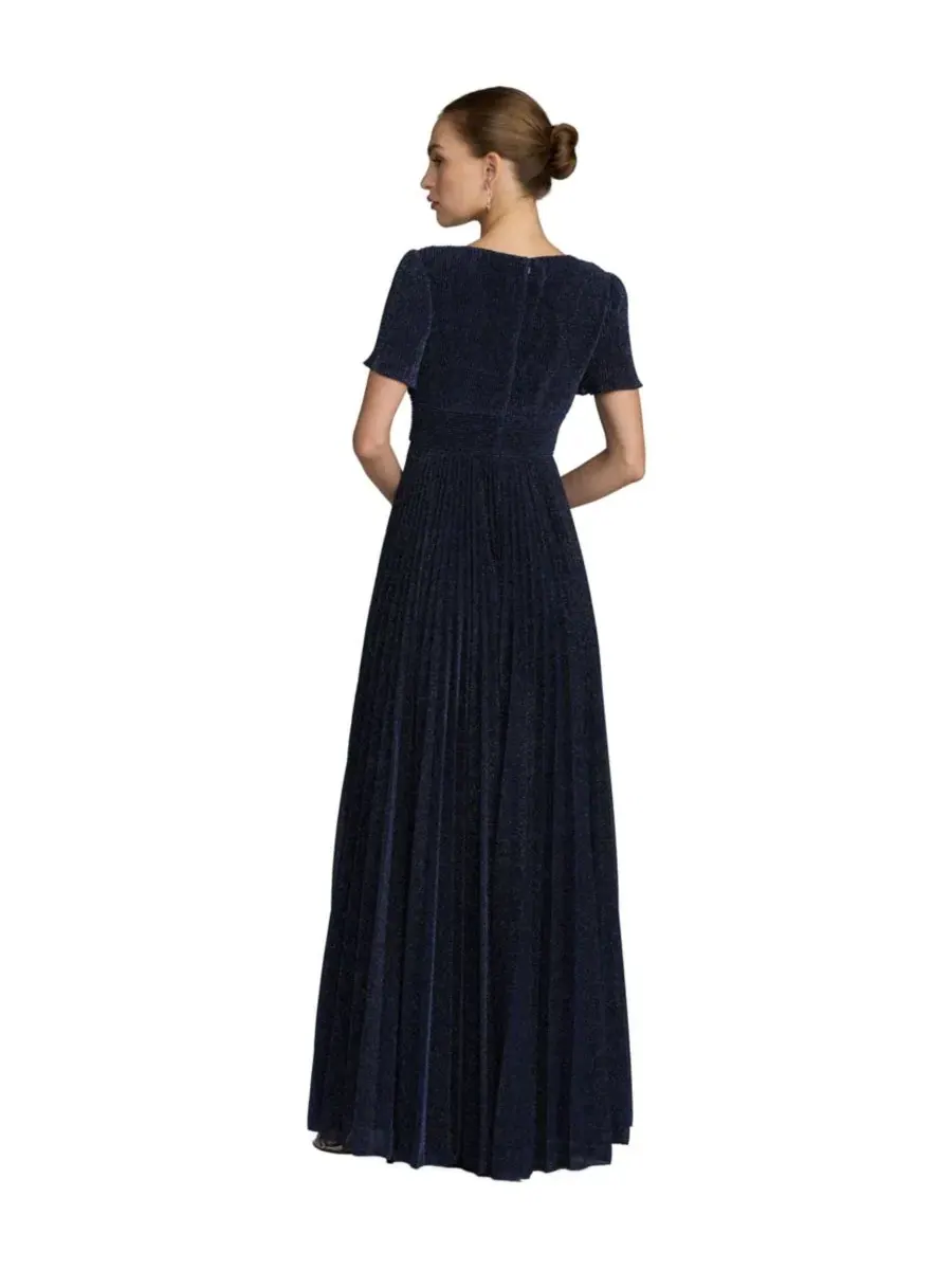 Платье макси с V-образным вырезом и принтом, модель Pleated Metallic Flutter Sleeve A Line Gown Mac — изображение 2 из 3
