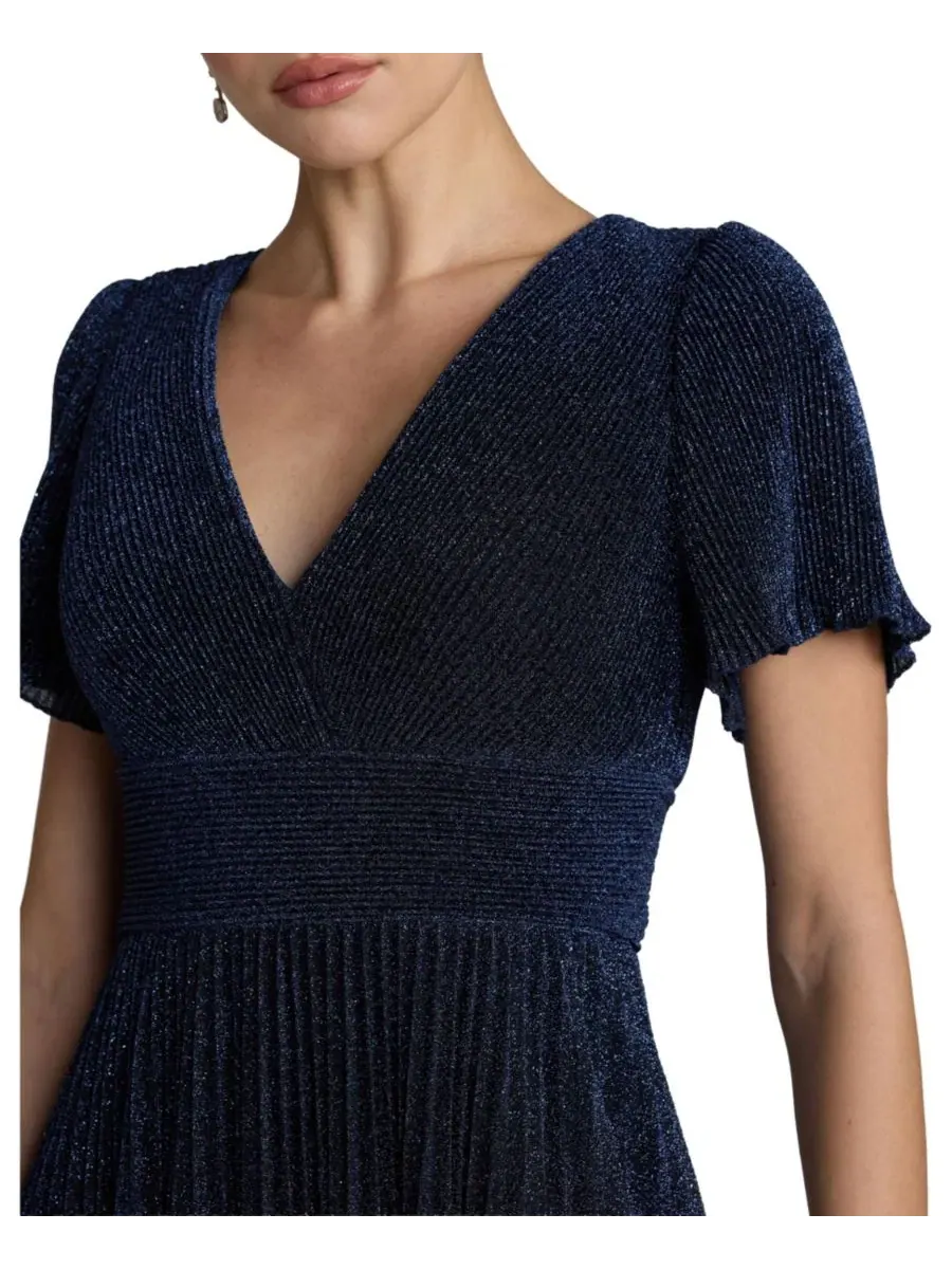 Платье макси с V-образным вырезом и принтом, модель Pleated Metallic Flutter Sleeve A Line Gown Mac — изображение 3 из 3