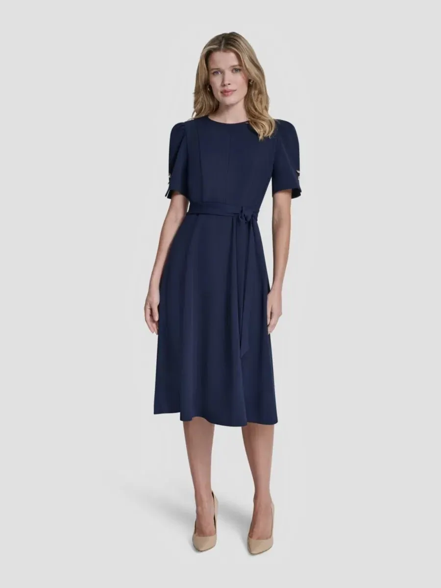 Женское платье с короткими рукавами, круглым вырезом и поясом DKNY — изображение 1 из 5, темно-синий