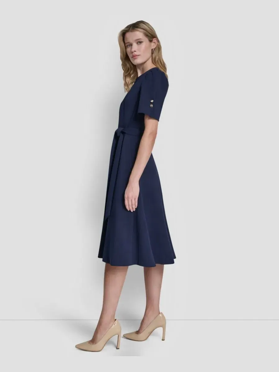 Женское платье с короткими рукавами, круглым вырезом и поясом DKNY — изображение 2 из 5, темно-синий