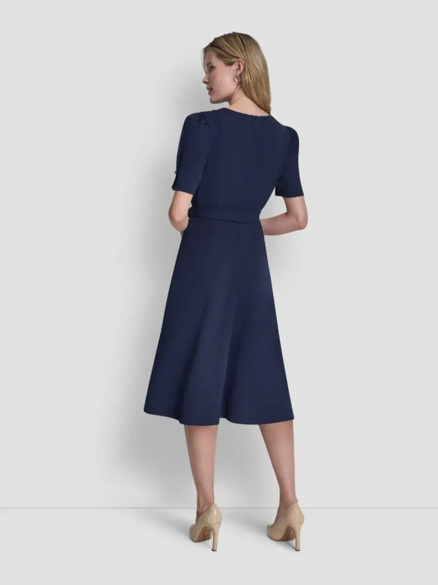 Женское платье с короткими рукавами, круглым вырезом и поясом DKNY — изображение 4 из 5, темно-синий