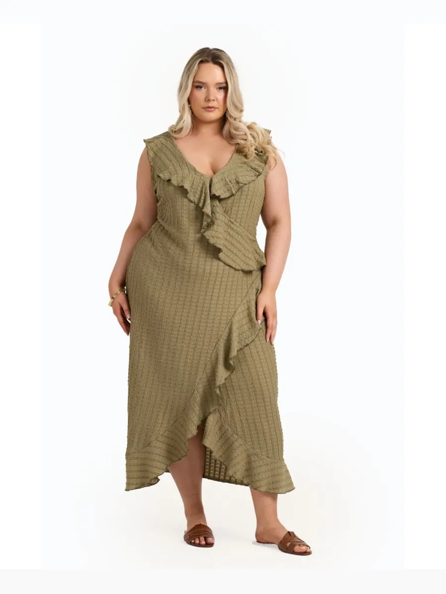 Женское миди-платье без рукавов с оборками и запахом FASHION-SZN CURVE — изображение 2 из 8, хаки