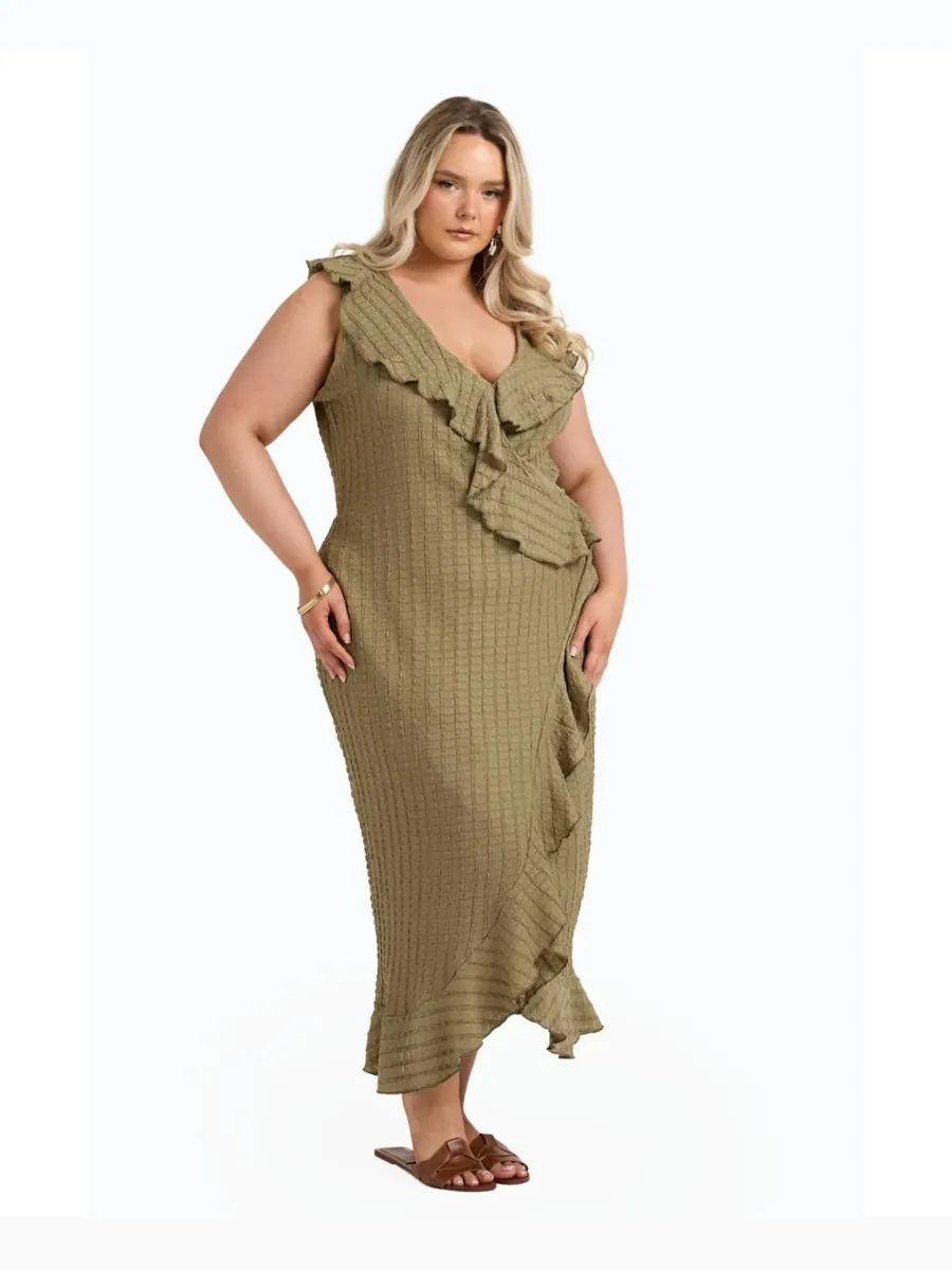 Женское миди-платье без рукавов с оборками и запахом FASHION-SZN CURVE — изображение 6 из 8, хаки