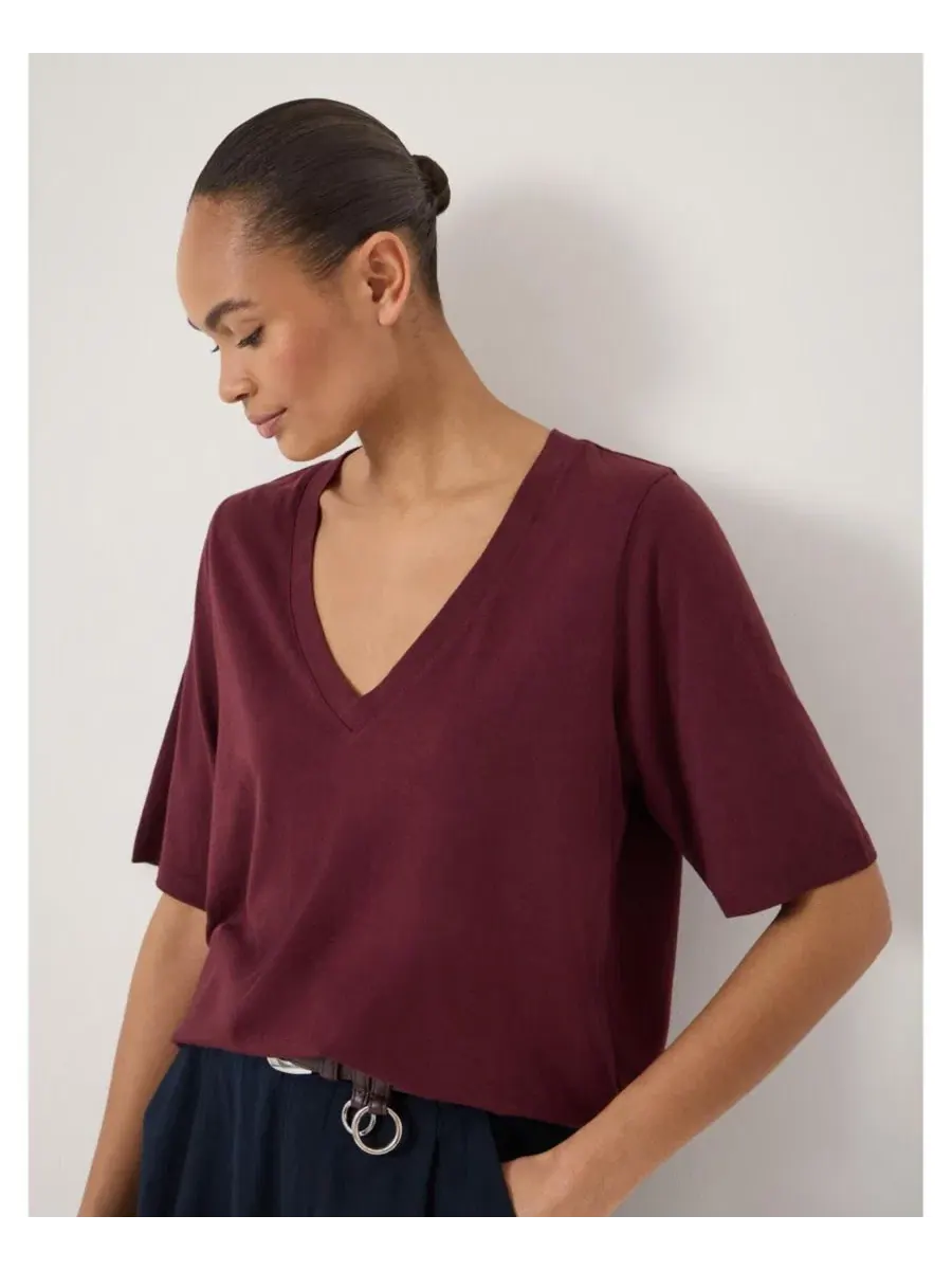Футболка женская с V-образным вырезом и коротким рукавом Reece V-Neck Short-Sleeve Drapey T-Shirt — изображение 4 из 5
