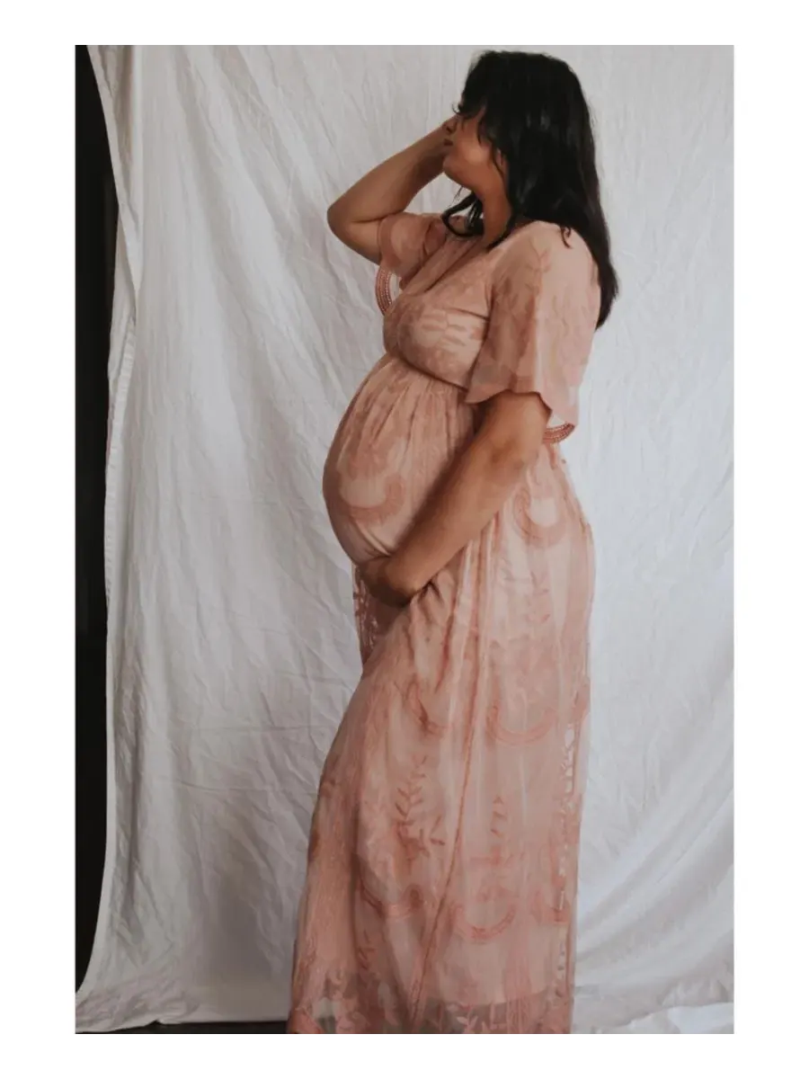 Платье макси с кружевной накладкой, модель Lace Mesh Overlay Maxi Dress Pinkblush — изображение 9 из 10, розовый
