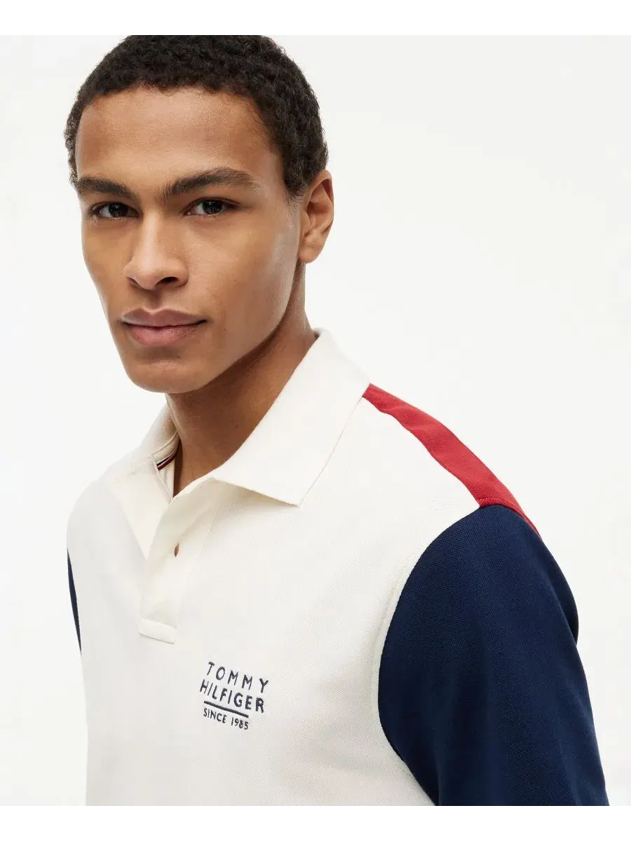 Мужское поло классического кроя с цветными вставками Tommy Hilfiger — изображение 3 из 4, слоновая кость