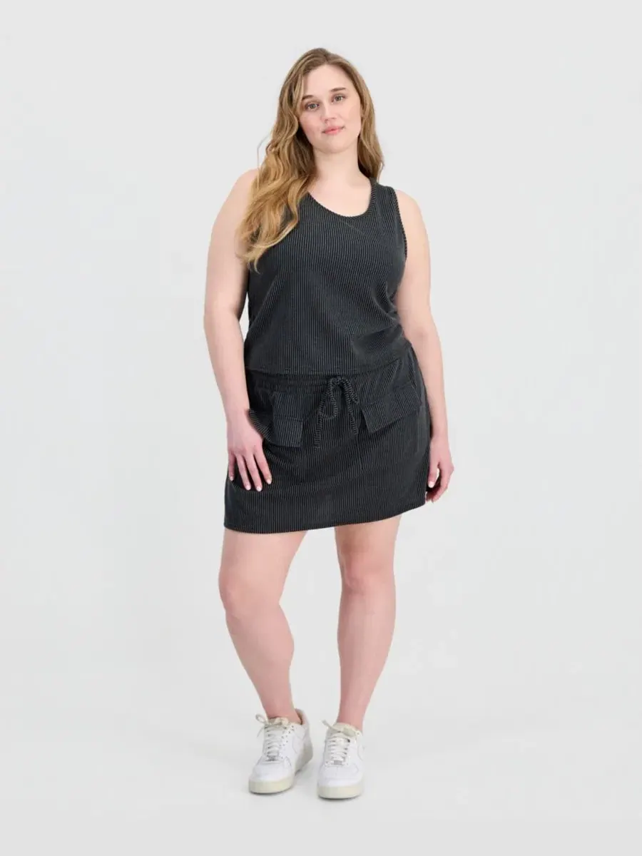 Комплект из топа без рукавов и юбки-шорт с карманами, модель Plus Size Ribbed Knit FULL CIRCLE — черный