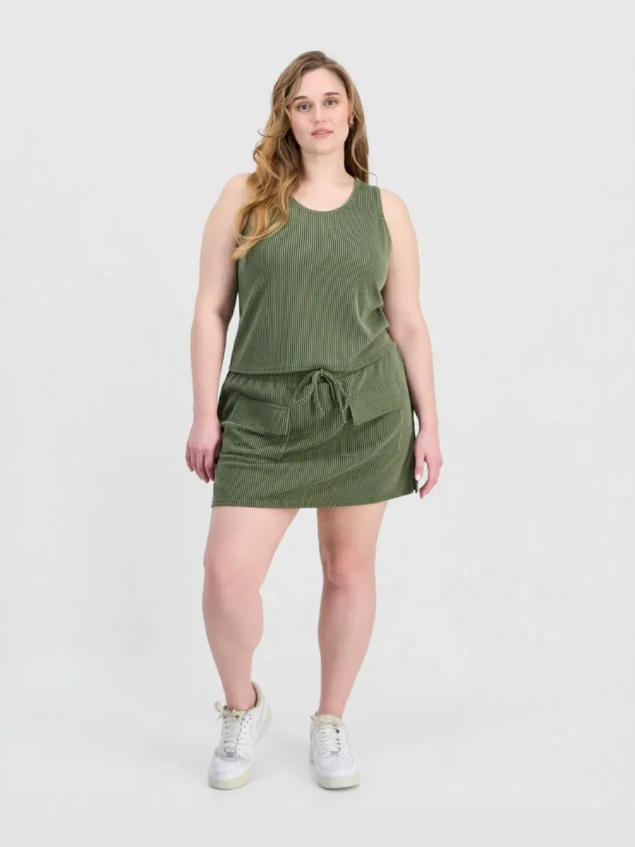 Комплект из топа без рукавов и юбки-шорт с карманами, модель Trendy Plus Size Ribbed Knit — зеленый