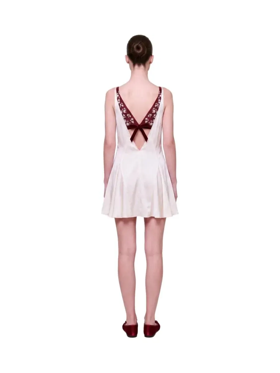 Платье-трапеция из сатина с панелью с вышивкой The Broderie Anglaise Edit Satin Dress PCFG — изображение 2 из 6, белый