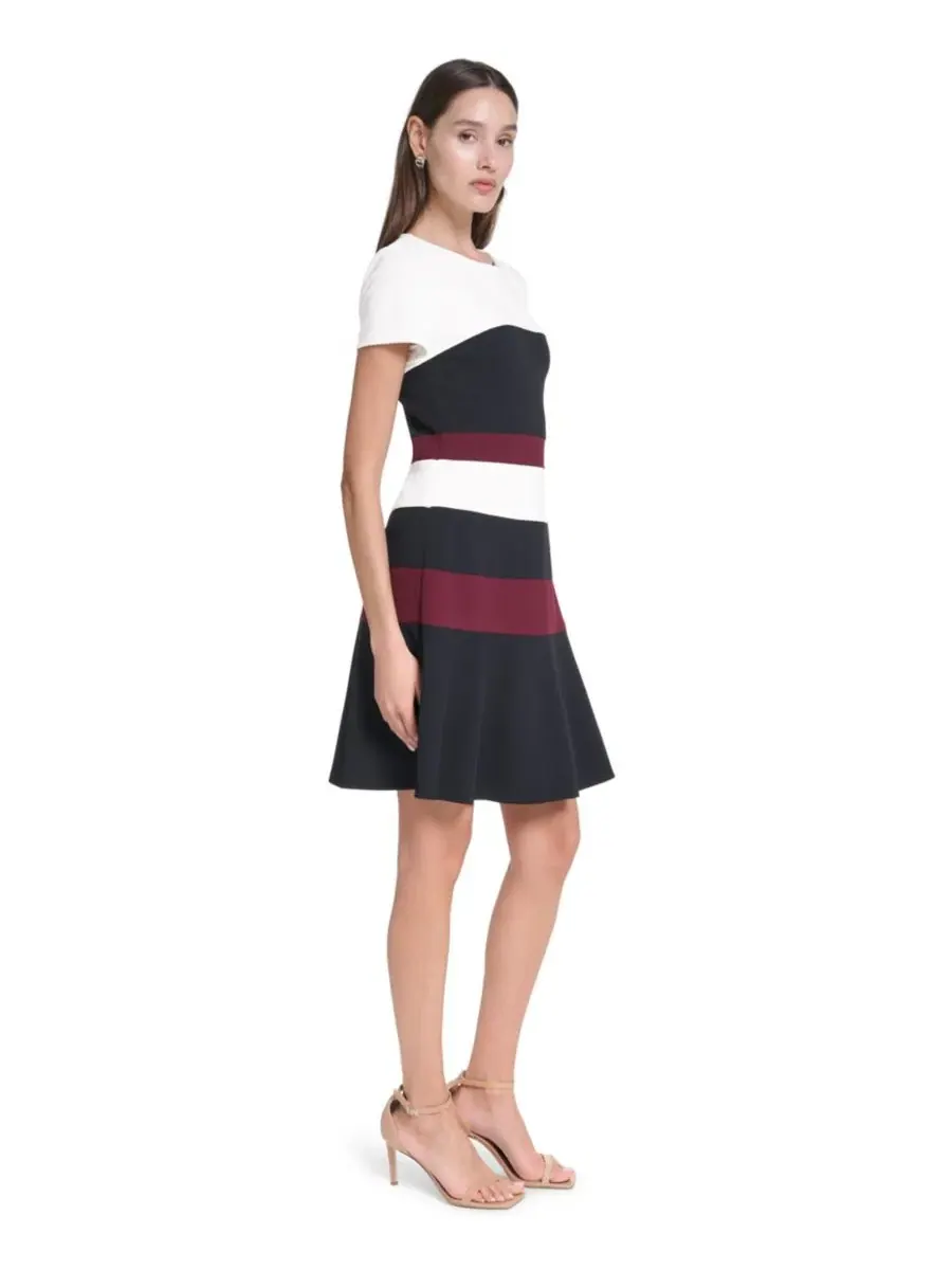 Платье-футляр из стрейч-крепдешина Petite Scuba Crepe Sheath Dress Tommy Hilfiger — изображение 3 из 5, слоновая кость/черный